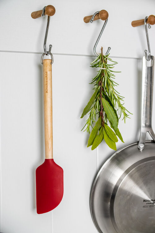 ESPTULA LENGUA 30 CM MANGO MADERA Y SILICONA ROJA KITCHENAID